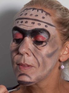Frankenstein für Halloween schminken - Kinn betonen