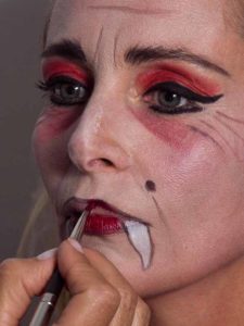 Vampir-Lady für Halloween schminken - Mund