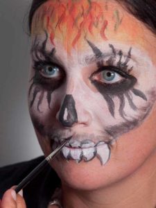 Zombie für Halloween schminken - Oberkiefer