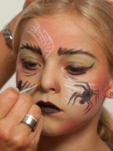 Spinnenfrau schminken - Nasenflügel schminken