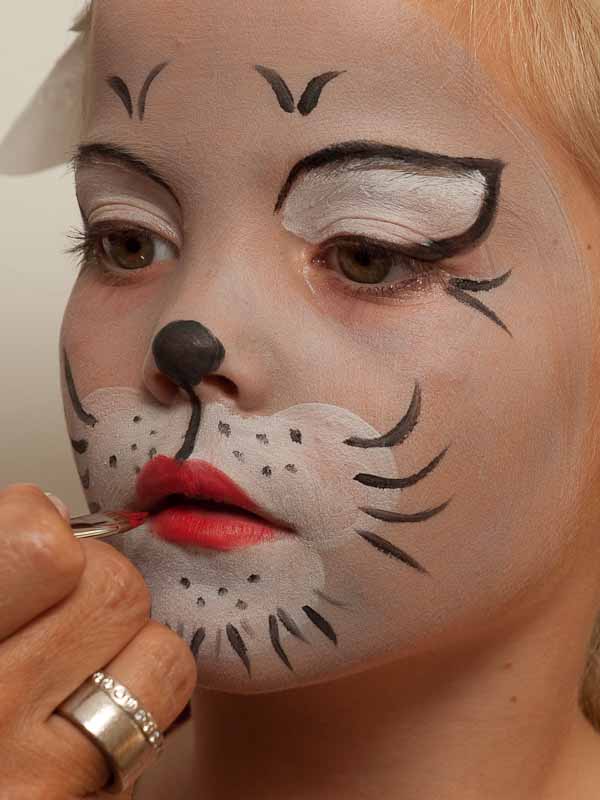 Eine süße Katze schminken » Schminkanleitung einfaches Make up