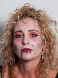 Vampir-Lady für Halloween schminken - lockige Mähne 1