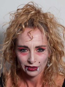 Vampir-Lady für Halloween schminken - lockige Mähne 2