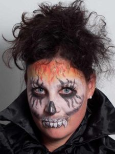 Zombie für Halloween schminken - Nachher