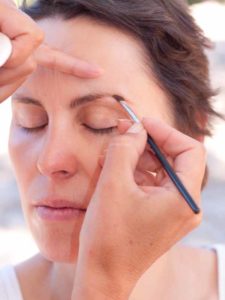 Schnelles Tages-Make-up für unterwegs - Augenbrauen nachziehen 1 Schnelles Tages-Make-up für unterwegs - Augenbrauen nachziehen 1