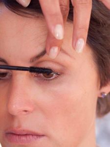 Schnelles Tages-Make-up für unterwegs - Wimpern tuschen 1 Schnelles Tages-Make-up für unterwegs - Wimpern tuschen 1