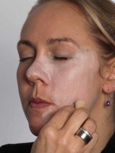Als -alte Frau- für Karneval oder Mottoparty schminken - Grundierung 1 Als -alte Frau- für Karneval oder Mottoparty schminken - Grundierung 1
