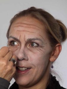 Als -alte Frau- für Karneval oder Mottoparty schminken - Augenfalten
