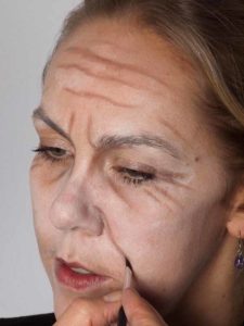 Als -alte Frau- für Karneval oder Mottoparty schminken - NasolabialFalte