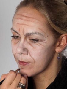 Als -alte Frau- für Karneval oder Mottoparty schminken - Kinn