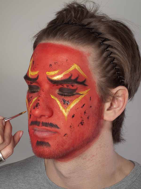 Wie Schminkt Man Sich Als Teufel Teufel klassisch rot » Schminkanleitung & Kostüm