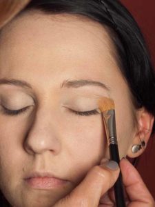 Dita von Teese - Make up Look schminken - Augenlider grundieren 2