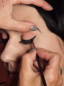 Dita von Teese - Make up Look schminken - Lidstrich mit eyeliner schminken 2