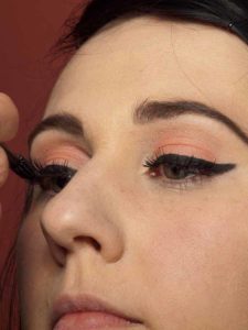 Dita von Teese - Make up Look schminken - Wimpern tuschen 2