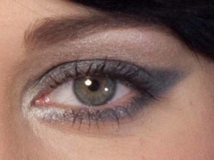 Cat Eyes Make up Look schminken - Detail tagsüber Cat Eyes Make up Look schminken - Detail tagsüber