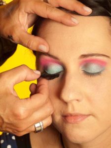 Katy Perry Make up Look schminken - Künstliche Wimpern 1