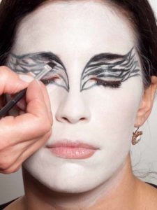 Black Swan Look & Kostüm - Augen Make up schwarz ausmalen 1