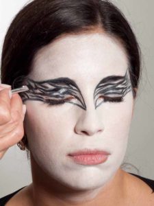 Black Swan Look & Kostüm - Augen make up schwarz ausmalen 2