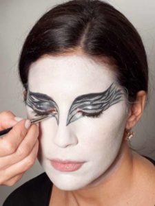 Black Swan Look & Kostüm - Augen make up silber ausmalen 1