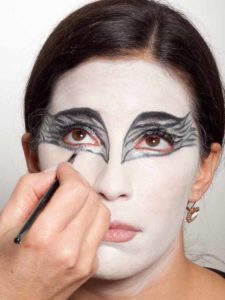 Black Swan Look & Kostüm - Augen Make up silber ausmalen 2