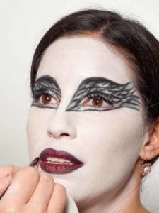 Black Swan Look & Kostüm - Lippen ausmalen 1 Black Swan Look & Kostüm - Lippen ausmalen 1