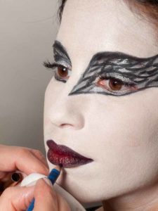 Black Swan Look & Kostüm - Lippen ausmalen 2 Black Swan Look & Kostüm - Lippen ausmalen 2