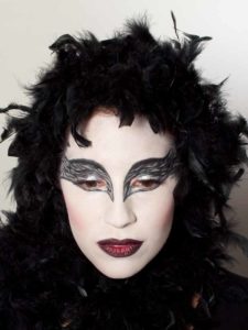 Black Swan Look & Kostüm - Federn im Haar 2 Black Swan Look & Kostüm - Federn im Haar 2
