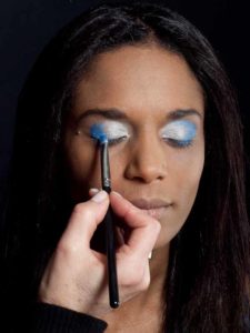 Motsi Mabuse Make up Look - Dunkelblauer Lidschatten 1