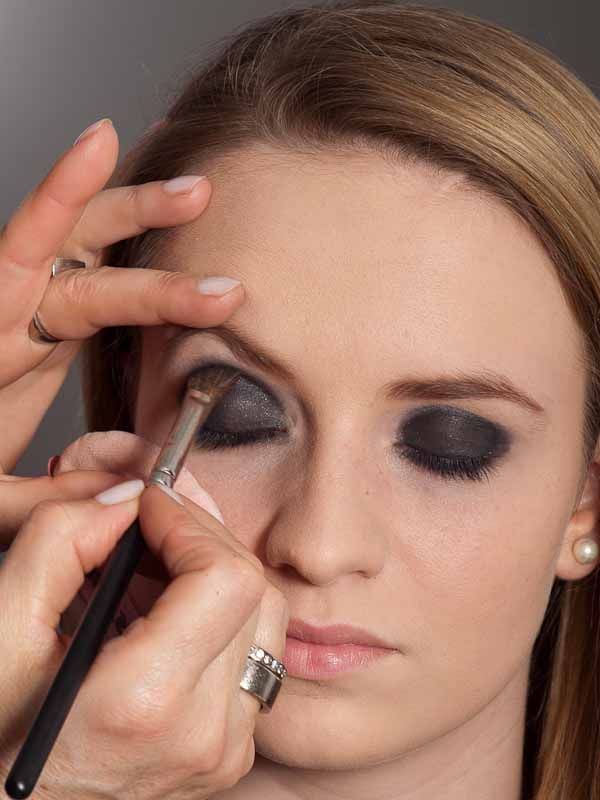 Lidschatten Blaue Augen Blonde Haare Smokey Eyes für blaue Augen und blonde Haare - Anleitung