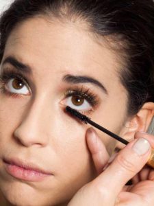Golden Eyes Look für alle Gelegenheiten - Wimpern tuschen 2 Golden Eyes Look für alle Gelegenheiten - Wimpern tuschen 2