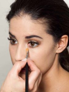 Golden Eyes Look für alle Gelegenheiten - Concealer 1 Golden Eyes Look für alle Gelegenheiten - Concealer 1