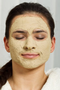 Gesichtsmaske mit Kartoffeln