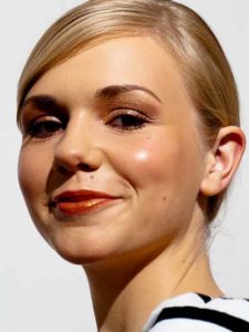 Glow & dewy Look