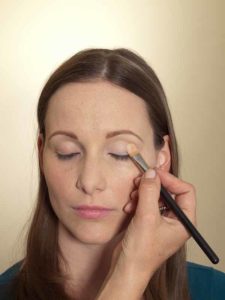 Business Make up Look - Lidschattenbase auftragen 1