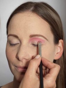Pink Lady Make up Look – Lidschatten in Pink auftragen 1