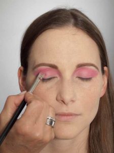 Pink Lady Make up Look – Lidschatten in Pink auftragen 2