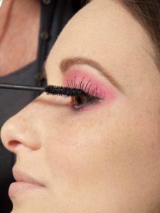 Pink Lady Make up Look – Wimpern tuschen 1