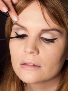 Glamouröser Lidstrich für den Abiball - Wimpern tuschen 1 Glamouröser Lidstrich für den Abiball - Wimpern tuschen 1