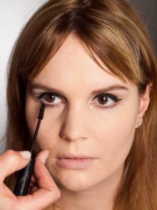 Glamouröser Lidstrich für den Abiball - Wimpern tuschen 2 Glamouröser Lidstrich für den Abiball - Wimpern tuschen 2
