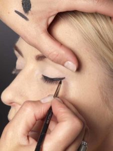 Eyeliner auf dem oberen Lid auftragen