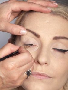 Eyeliner in der Mitte des Wimpernkranzes beginnen