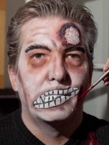 Zombie Maske mit Applikation schminken - Stirn und Augenbrauen