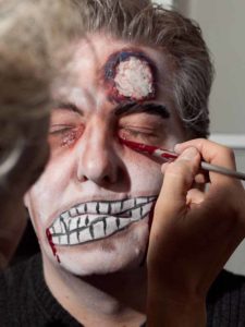 Zombie Maske mit Applikation schminken - Kunstblut 1