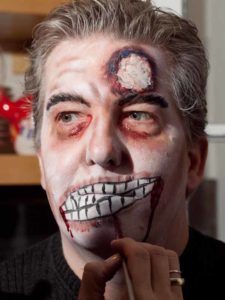 Zombie Maske mit Applikation schminken - Kunstblut 2