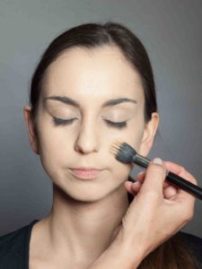 Bronzener Look - Foundation auftragen Bronzener Look - Foundation auftragen