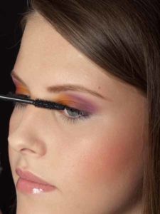 Colour Blocking Look -Wimpern tuschen 1