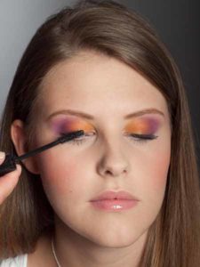 Colour Blocking Look - Wimpern tuschen 2