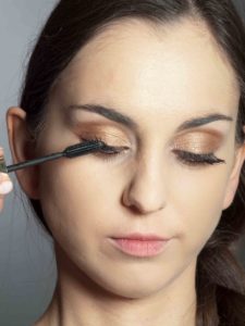 Bronzener Look - Wimperntusche auftragen oben