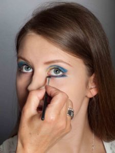 Farbiger Lidstrich für Mutige - Blauer Lidstrich unterm Auge 1 Farbiger Lidstrich für Mutige - Blauer Lidstrich unterm Auge 1