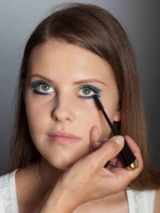 Farbiger Lidstrich für Mutige - Wimpern tuschen unten Farbiger Lidstrich für Mutige - Wimpern tuschen unten